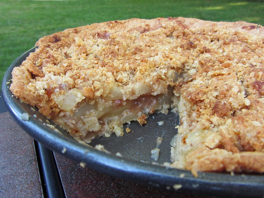 Autumn Fruit Ginger Crumble Pie