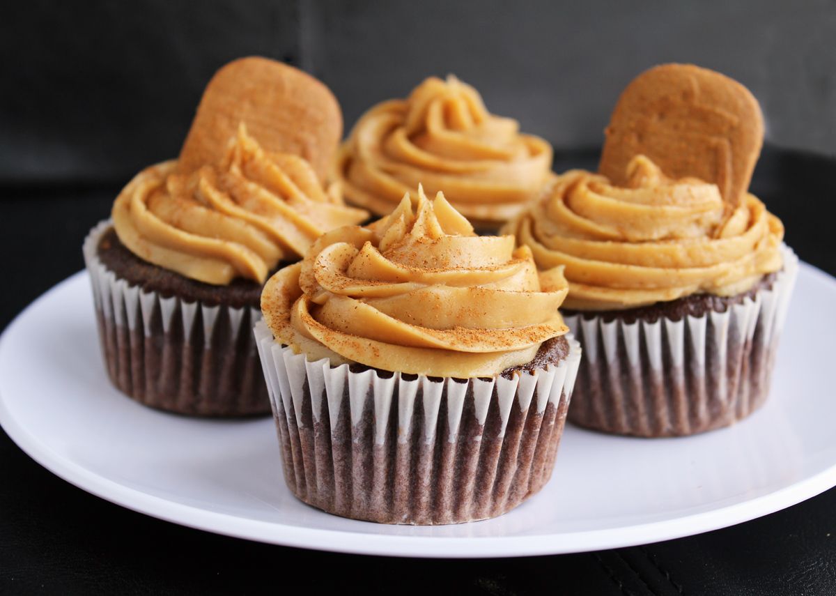 Chocolate Biscoff Cupcakes with Biscoff Cream Cheese Frosting
