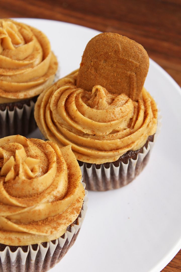 Chocolate Biscoff Cupcakes with Biscoff Cream Cheese Frosting