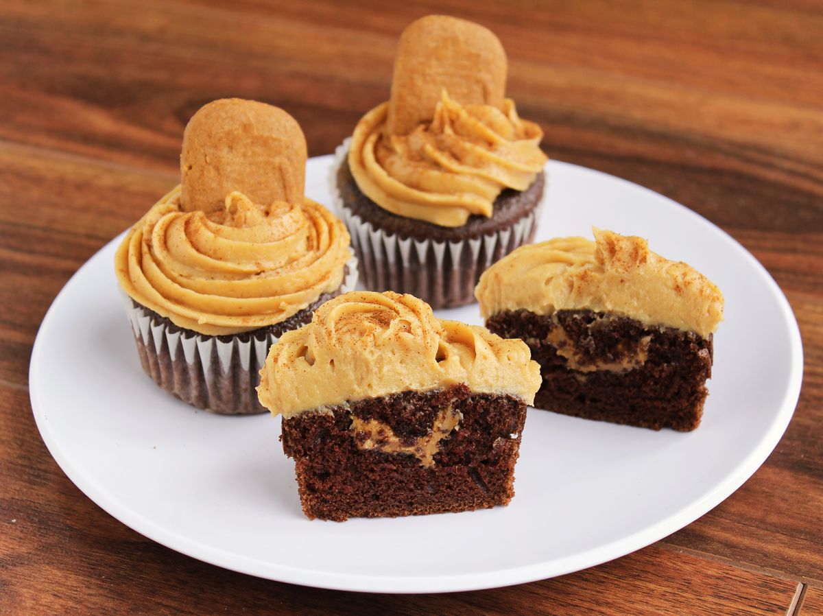  Chocolate Biscoff Cupcakes with Biscoff Cream Cheese Frosting