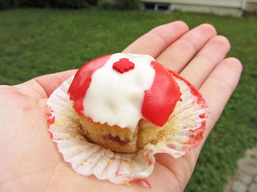 Mini Strawberry Vanilla Cupcakes for Canada Day