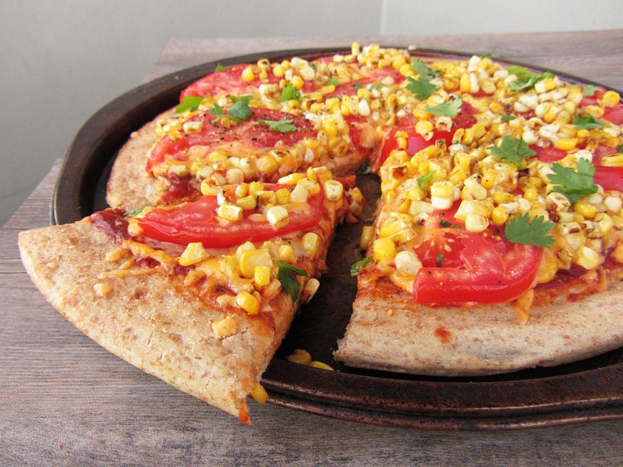 corn and tomato pizza